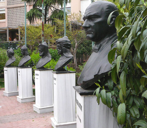 statues of Turkish leaders